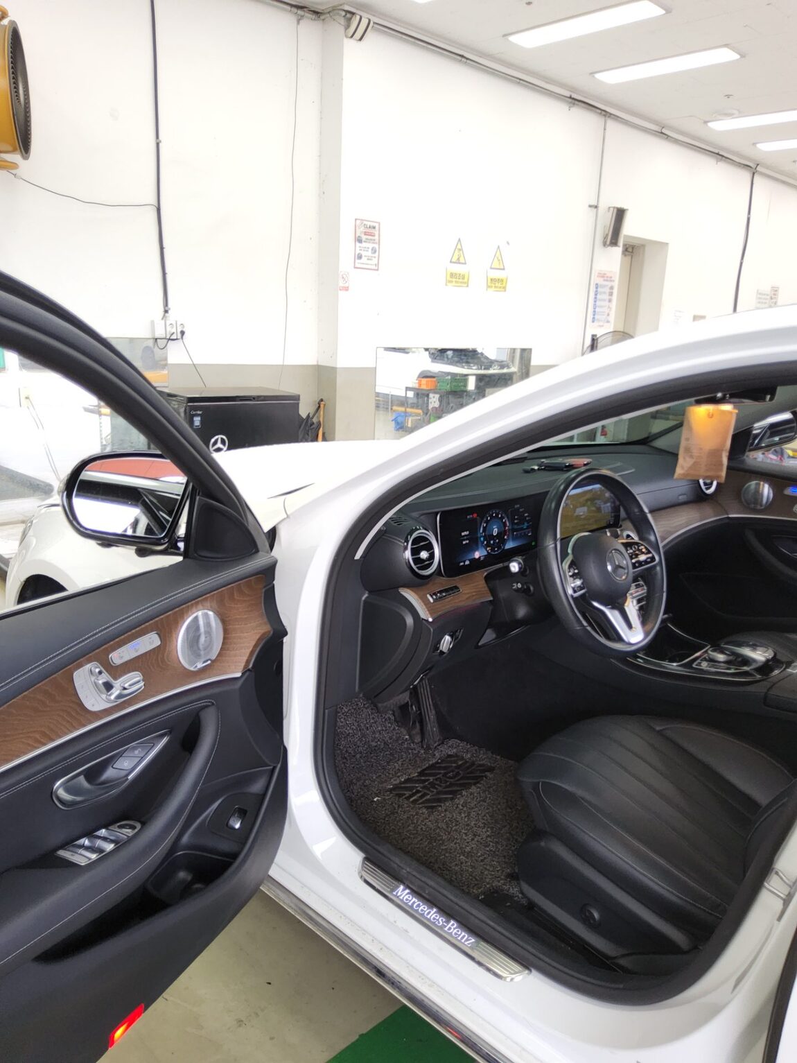 MERCEDES-BENZ E-CLASS (5TH GEN) E300 4MATIC EXCLUSIVE 2020 - zdjęcie 10