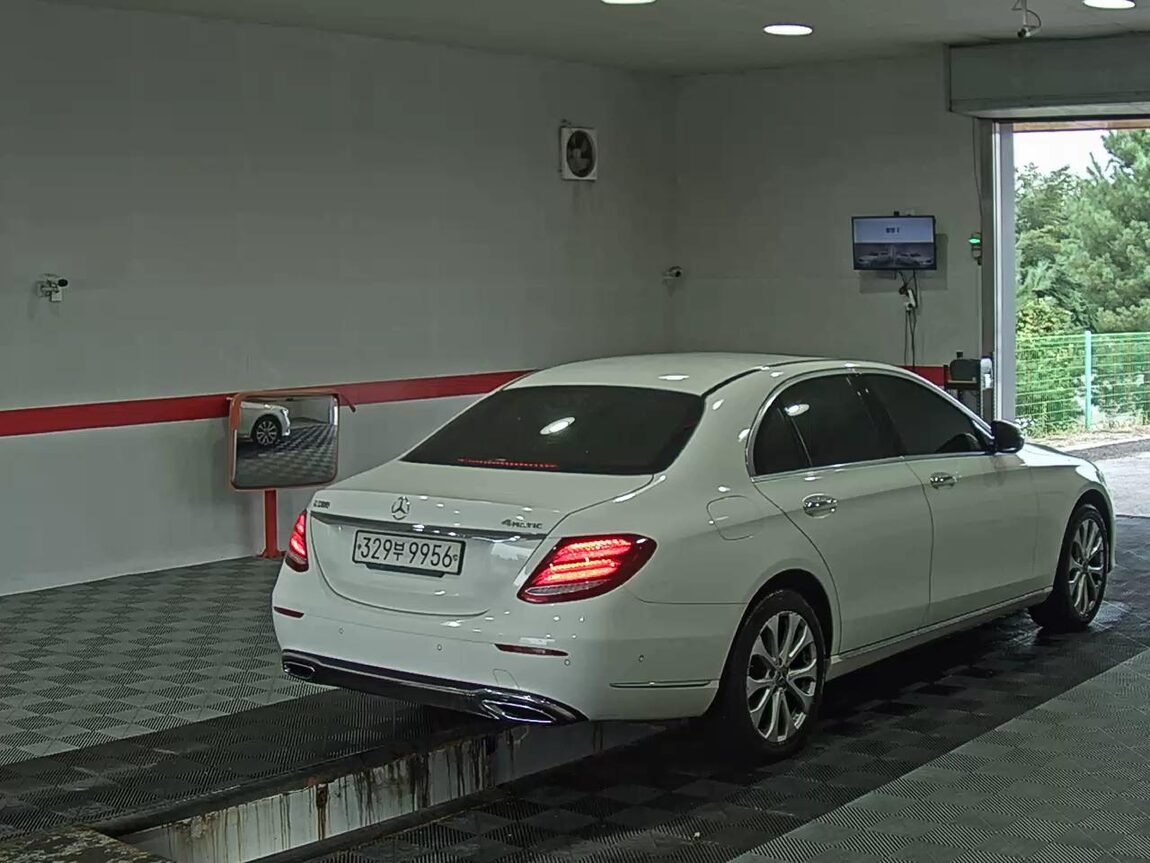 MERCEDES-BENZ E-CLASS (5TH GEN) E300 4MATIC EXCLUSIVE 2020 - zdjęcie 5