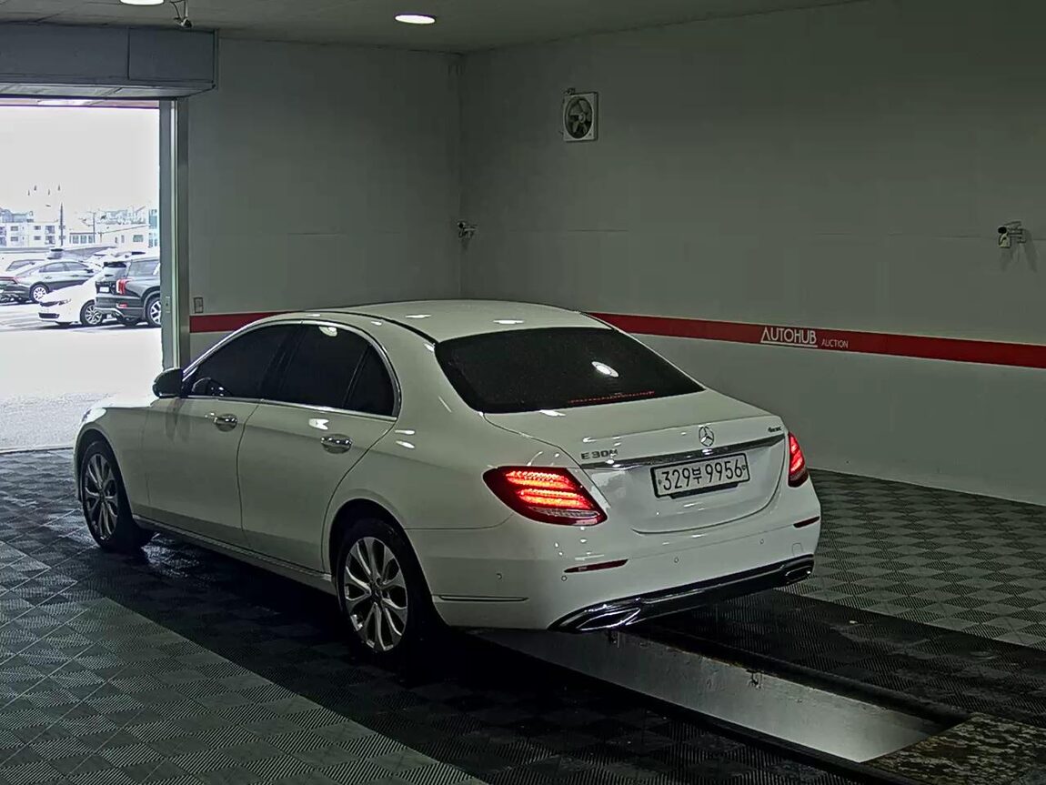 MERCEDES-BENZ E-CLASS (5TH GEN) E300 4MATIC EXCLUSIVE 2020 - zdjęcie 6
