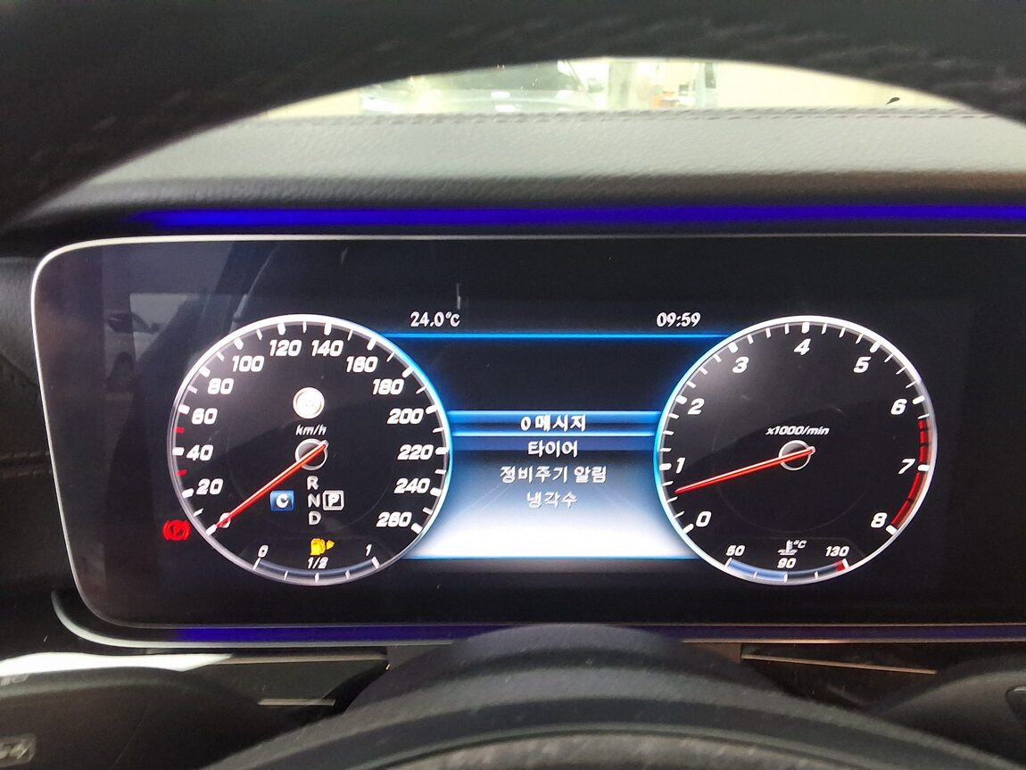 MERCEDES-BENZ E-CLASS (5TH GEN) E400 4MATIC EXCLUSIVE 2018 - zdjęcie 26