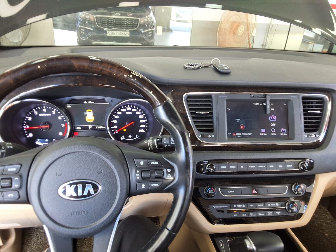 KIA THE NEW CARNIVAL LIMOUSINE 7-SEATER GASOLINE PRESIDENT 2019 - zdjęcie 19