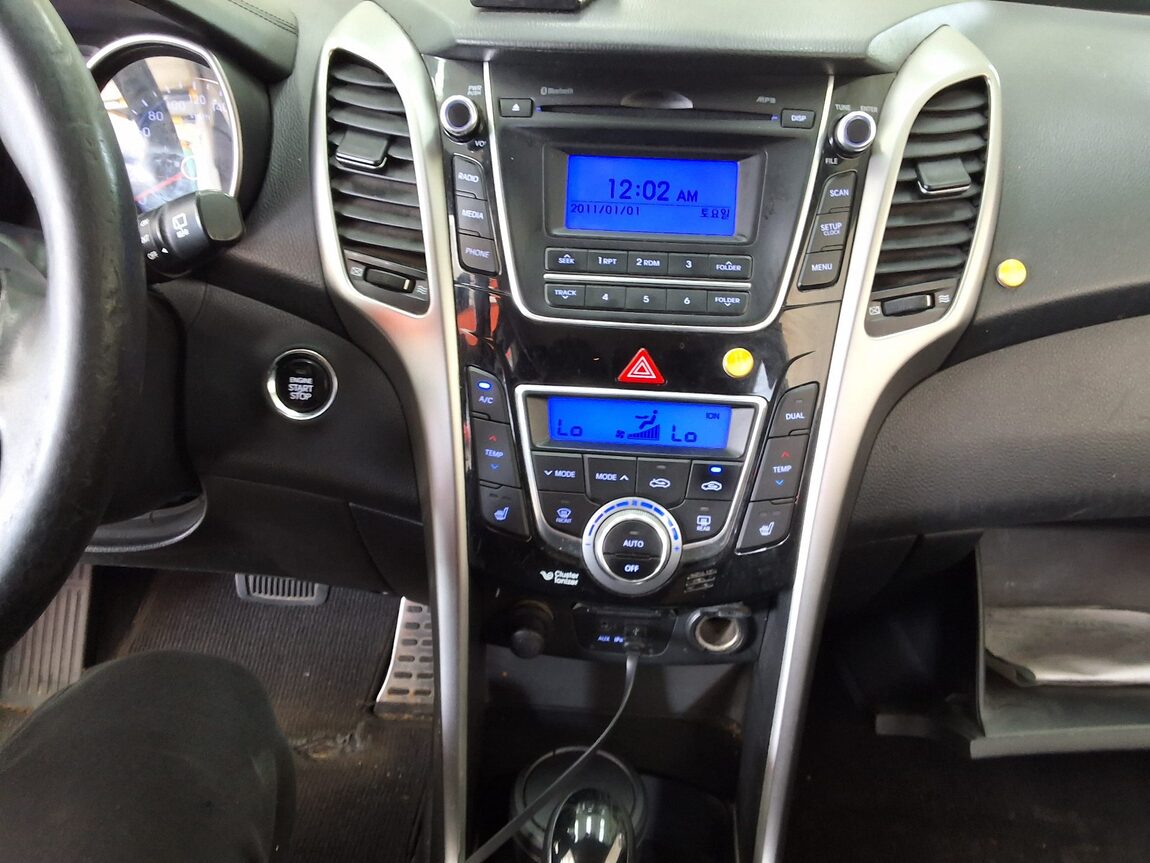 HYUNDAI NEW i30 1.6 VGT UNIQUE 2012 - zdjęcie 24