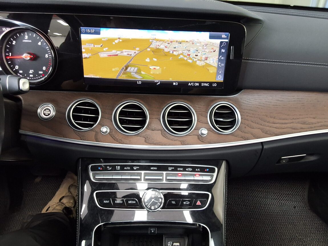 MERCEDES-BENZ E-CLASS (5TH GEN) E220d 4MATIC EXCLUSIVE 2019 - zdjęcie 24