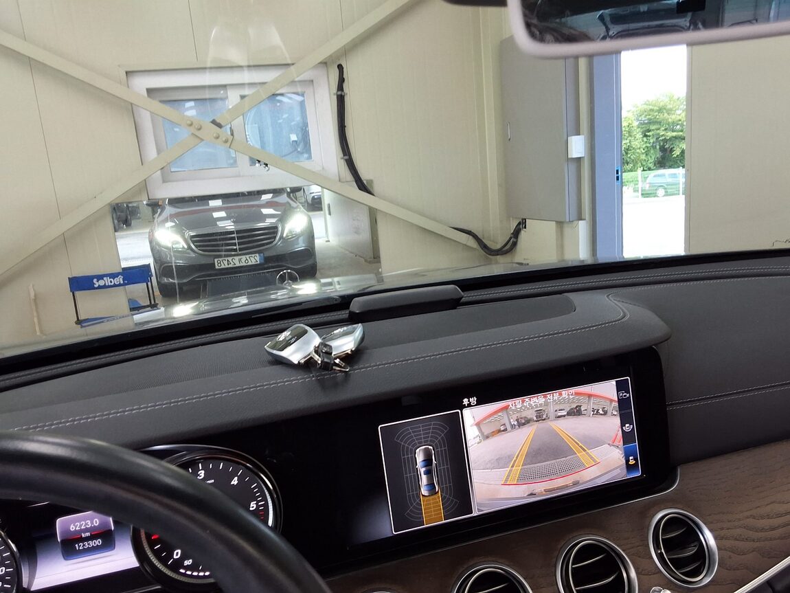 MERCEDES-BENZ E-CLASS (5TH GEN) E220d 4MATIC EXCLUSIVE 2019 - zdjęcie 25