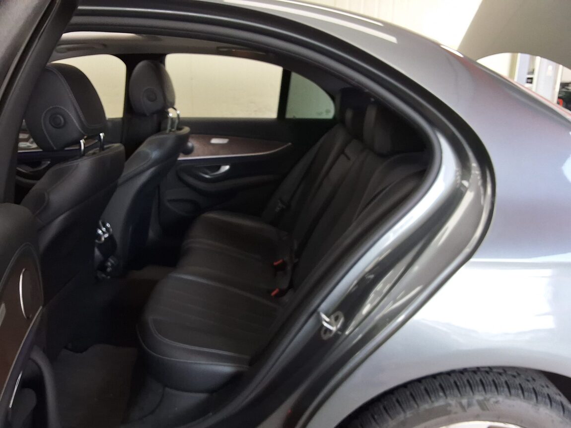 MERCEDES-BENZ E-CLASS (5TH GEN) E220d 4MATIC EXCLUSIVE 2019 - zdjęcie 13