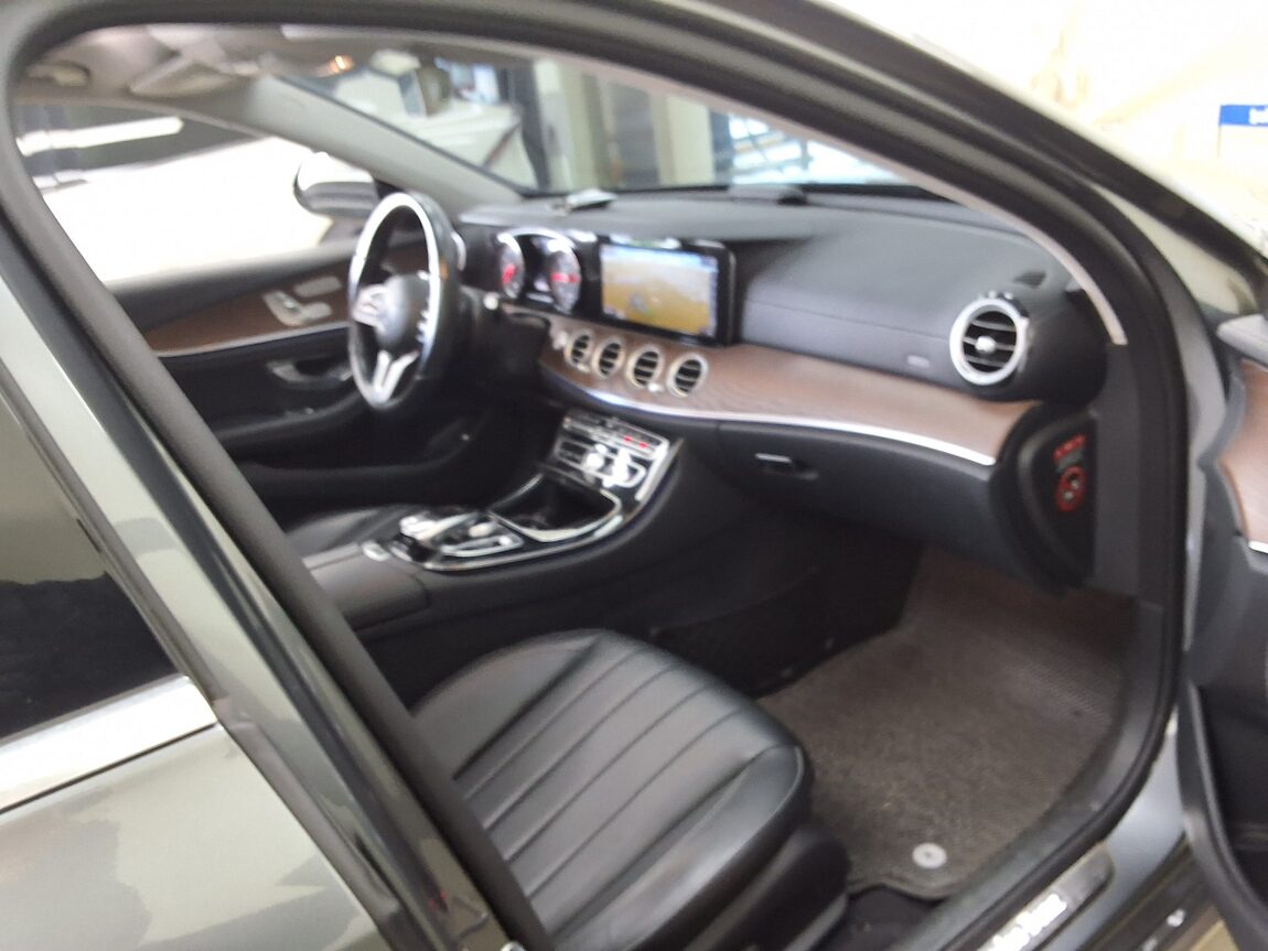 MERCEDES-BENZ E-CLASS (5TH GEN) E220d 4MATIC EXCLUSIVE 2019 - zdjęcie 15