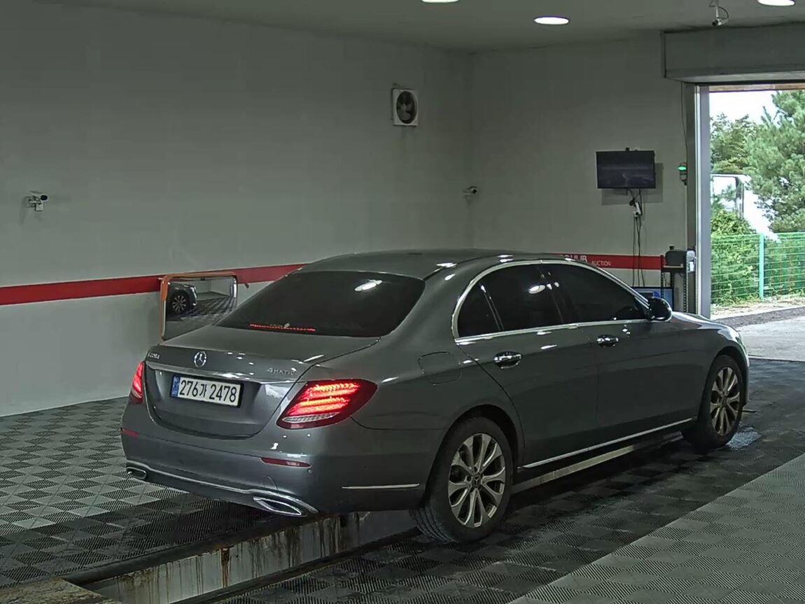 MERCEDES-BENZ E-CLASS (5TH GEN) E220d 4MATIC EXCLUSIVE 2019 - zdjęcie 5