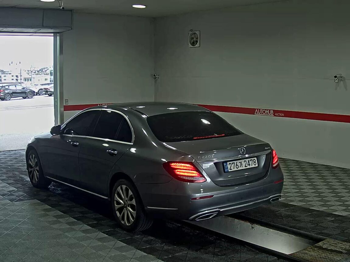 MERCEDES-BENZ E-CLASS (5TH GEN) E220d 4MATIC EXCLUSIVE 2019 - zdjęcie 6