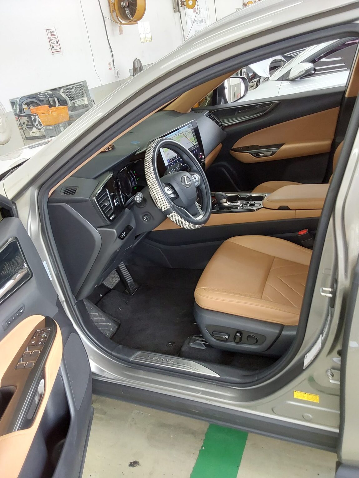 LEXUS NX (2ND GEN) 350h PREMIUM 2025 - zdjęcie 10