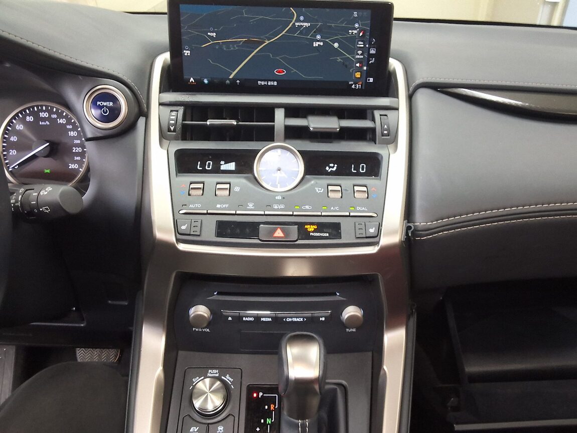 LEXUS NX 300h 2019 - zdjęcie 24
