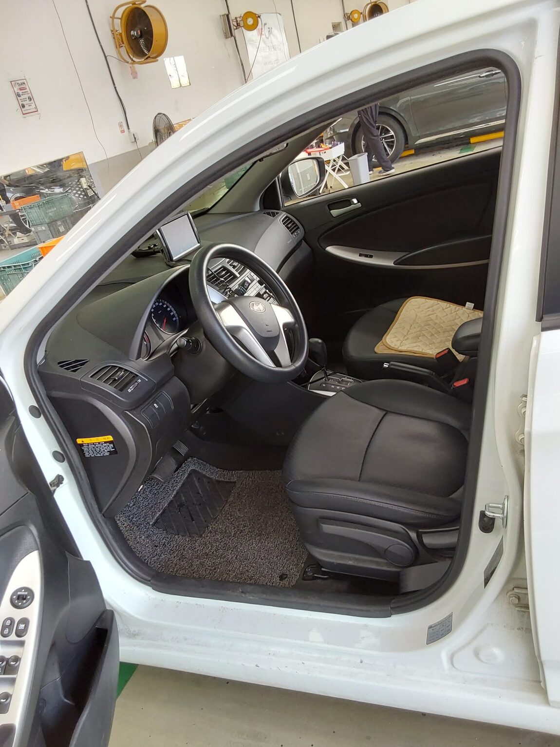 HYUNDAI NEW ACCENT 1.4 VVT SMART 2014 - zdjęcie 10