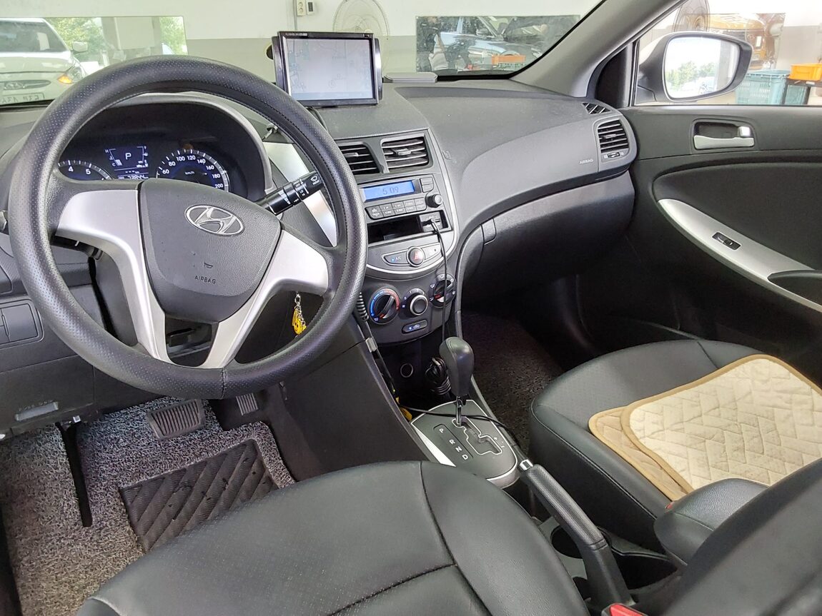 HYUNDAI NEW ACCENT 1.4 VVT SMART 2014 - zdjęcie 11