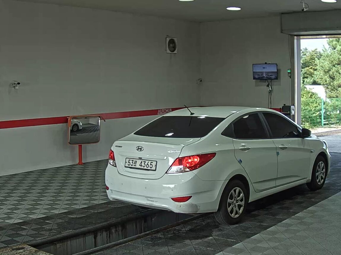 HYUNDAI NEW ACCENT 1.4 VVT SMART 2014 - zdjęcie 5