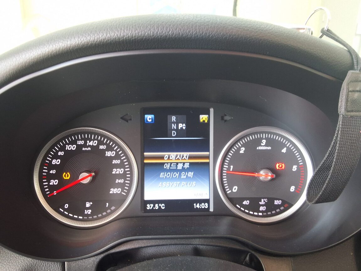 MERCEDES-BENZ C-CLASS (4TH GEN) C200 d 2017 - zdjęcie 26
