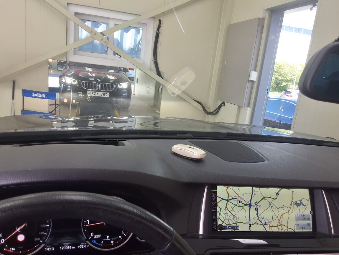 BMW 5 SERIES (6TH GEN) 520d 2015 - zdjęcie 24