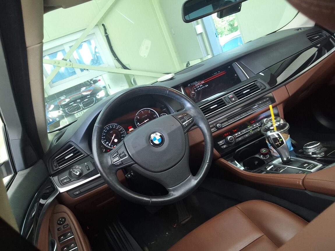 BMW 5 SERIES (6TH GEN) 520d 2015 - zdjęcie 12