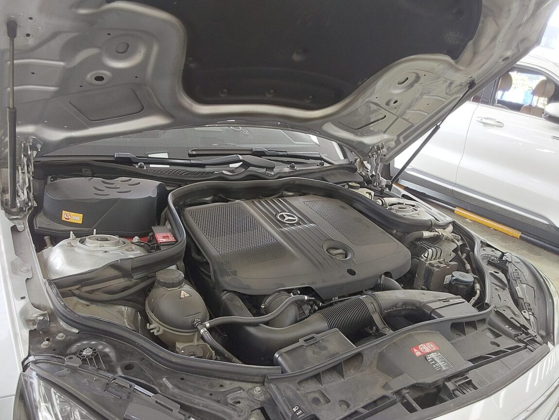 MERCEDES-BENZ E-CLASS (4TH GEN) E250 CDI BLUETEC 4MATIC AVANTGARDE 2016 - zdjęcie 18