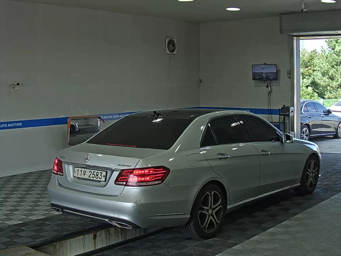 MERCEDES-BENZ E-CLASS (4TH GEN) E250 CDI BLUETEC 4MATIC AVANTGARDE 2016 - zdjęcie 5