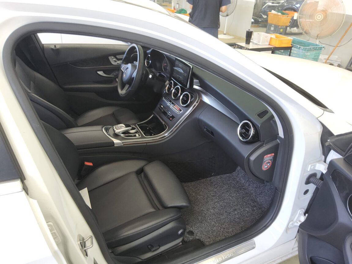 MERCEDES-BENZ C-CLASS (4TH GEN) C200 d 2018 - zdjęcie 14