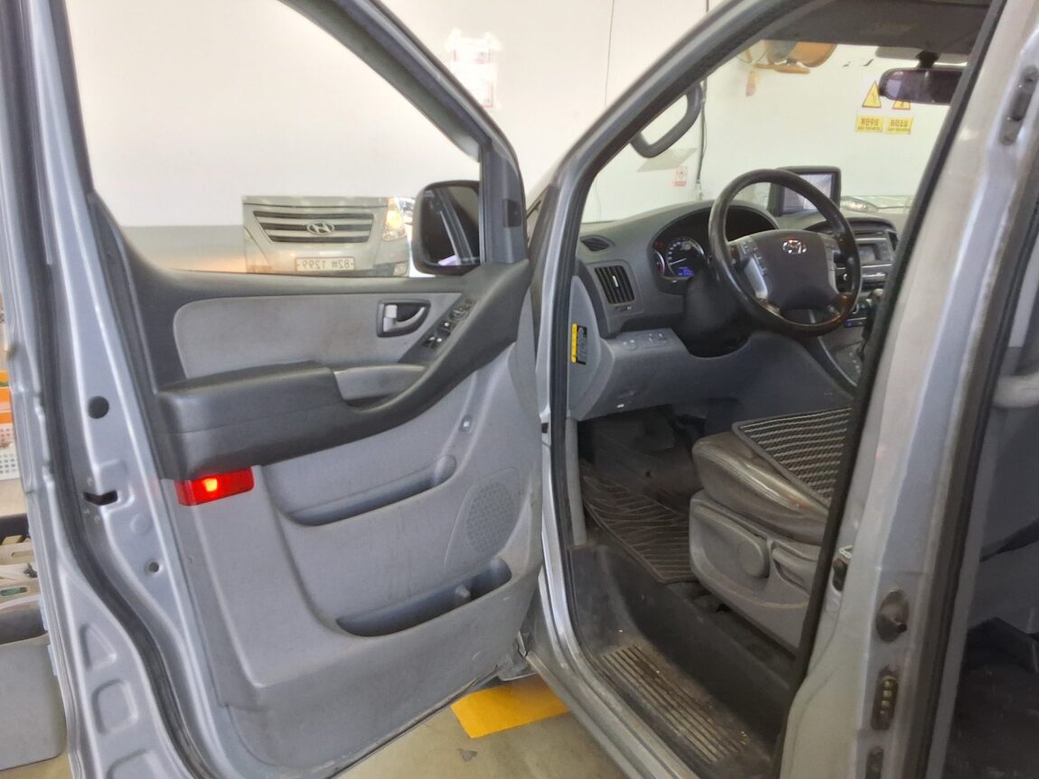 HYUNDAI GRAND STAREX 5-SEATER DIESEL VAN MODERN 2018 - zdjęcie 10