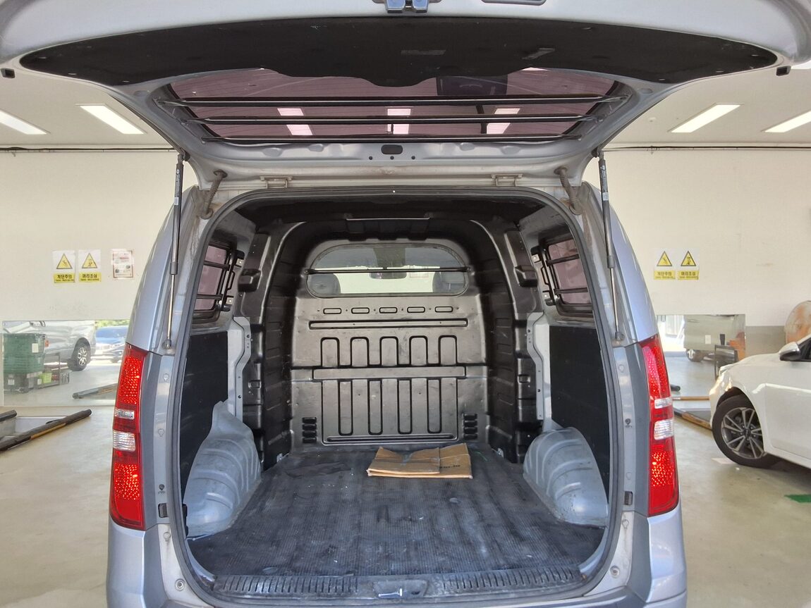 HYUNDAI GRAND STAREX 5-SEATER DIESEL VAN MODERN 2018 - zdjęcie 15