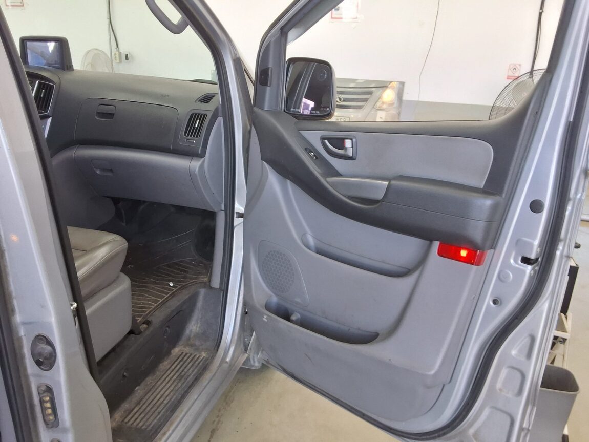 HYUNDAI GRAND STAREX 5-SEATER DIESEL VAN MODERN 2018 - zdjęcie 14