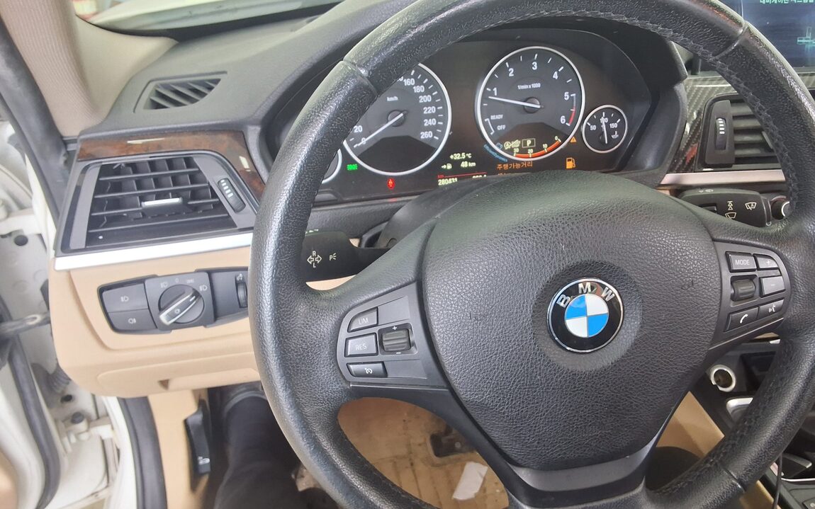 BMW 3 SERIES (6TH GEN) 320d 2015 - zdjęcie 17
