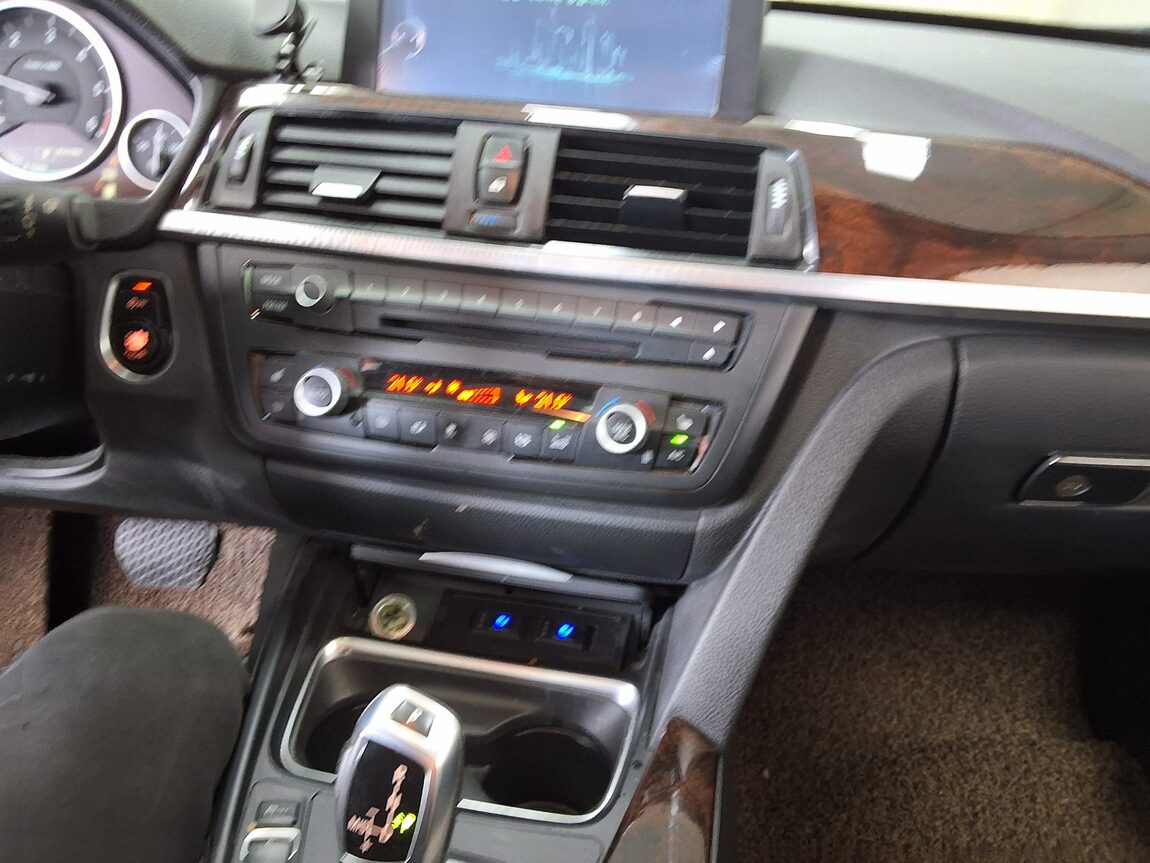 BMW GRAN TURISMO (GT) 3 SERIES GT 320d xDRIVE 2014 - zdjęcie 24