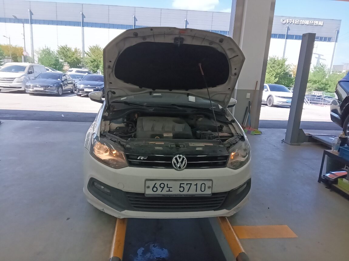 VOLKSWAGEN THE NEW POLO (5TH GEN) 1.6 TDI R LINE 2014 - zdjęcie 21