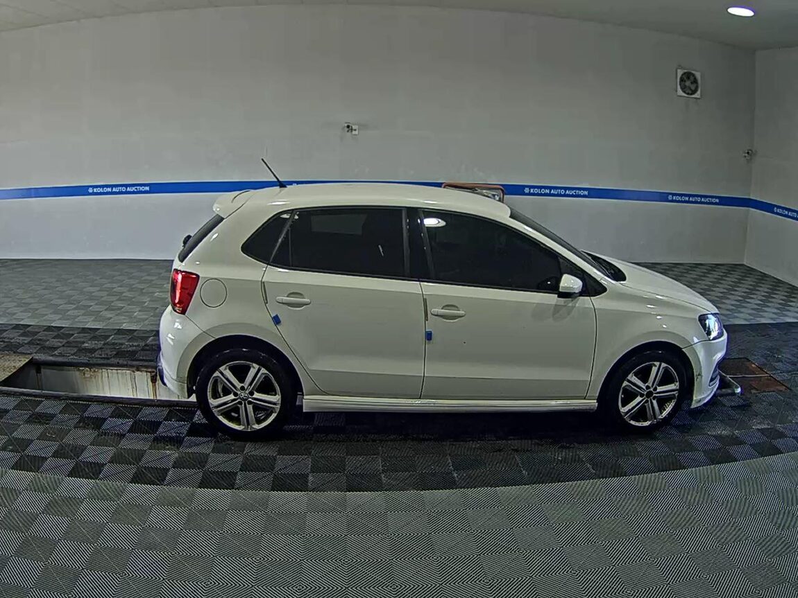 VOLKSWAGEN THE NEW POLO (5TH GEN) 1.6 TDI R LINE 2014 - zdjęcie 4