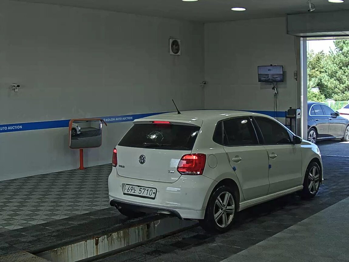 VOLKSWAGEN THE NEW POLO (5TH GEN) 1.6 TDI R LINE 2014 - zdjęcie 5