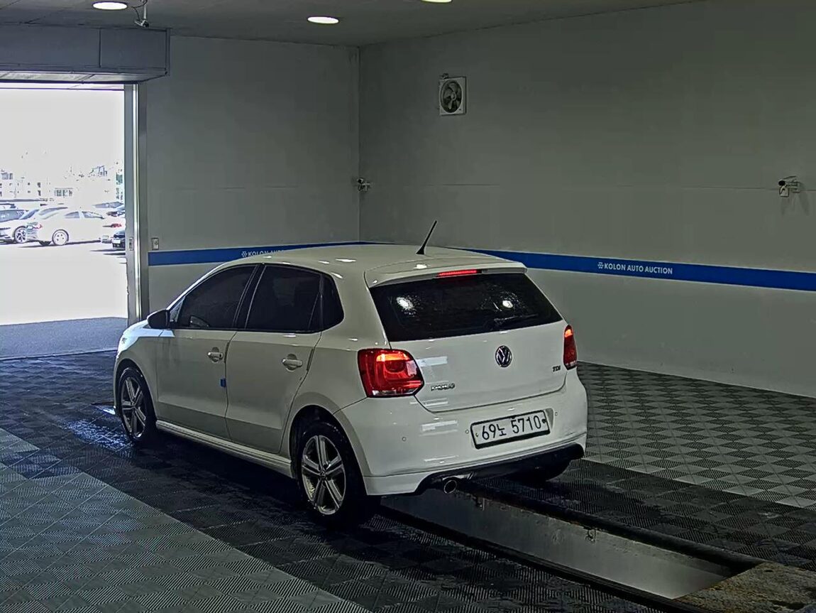 VOLKSWAGEN THE NEW POLO (5TH GEN) 1.6 TDI R LINE 2014 - zdjęcie 6