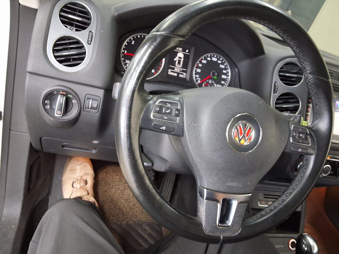VOLKSWAGEN TIGUAN 2.0 TDI BLUEMOTION 2015 - zdjęcie 23