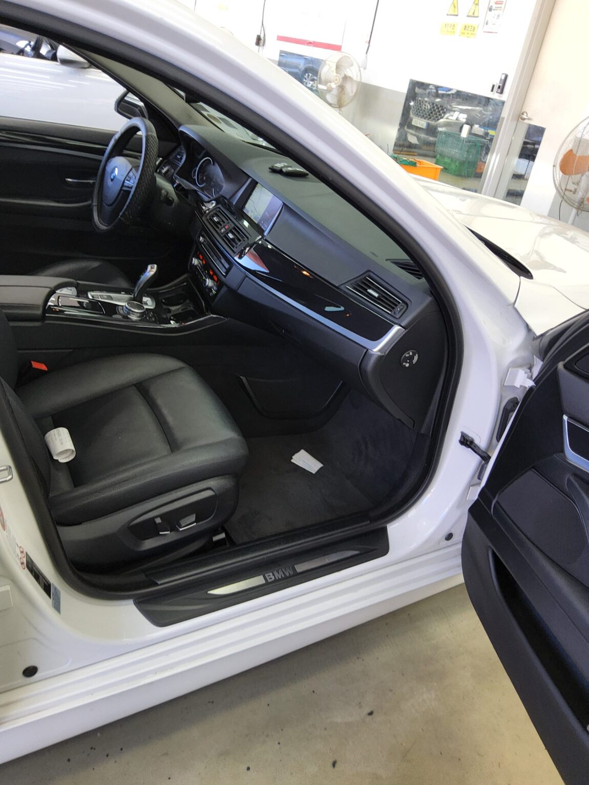 BMW 5 SERIES (6TH GEN) 520d xDRIVE 2015 - zdjęcie 14