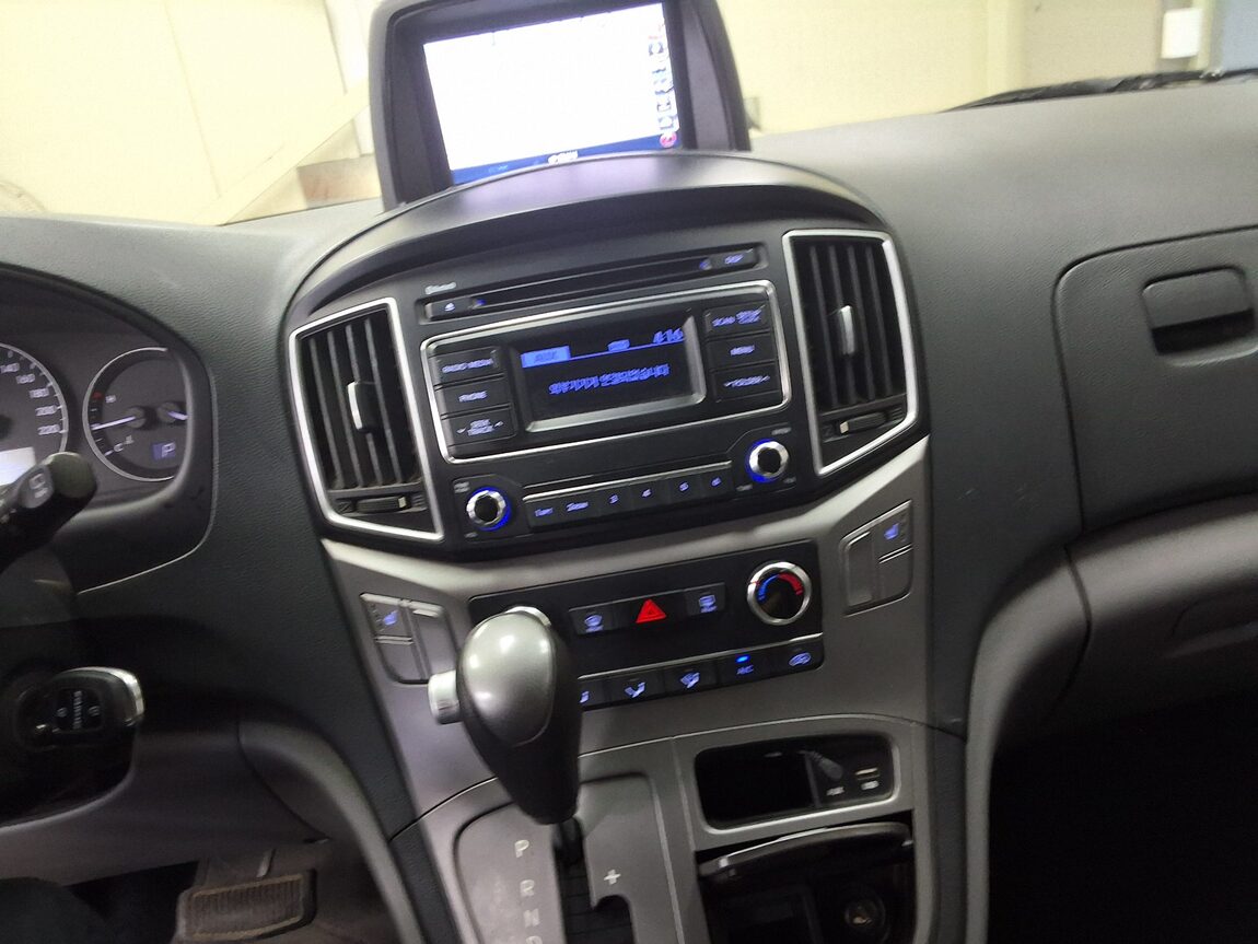 HYUNDAI GRAND STAREX 3-SEATER DIESEL VAN MODERN 2018 - zdjęcie 24