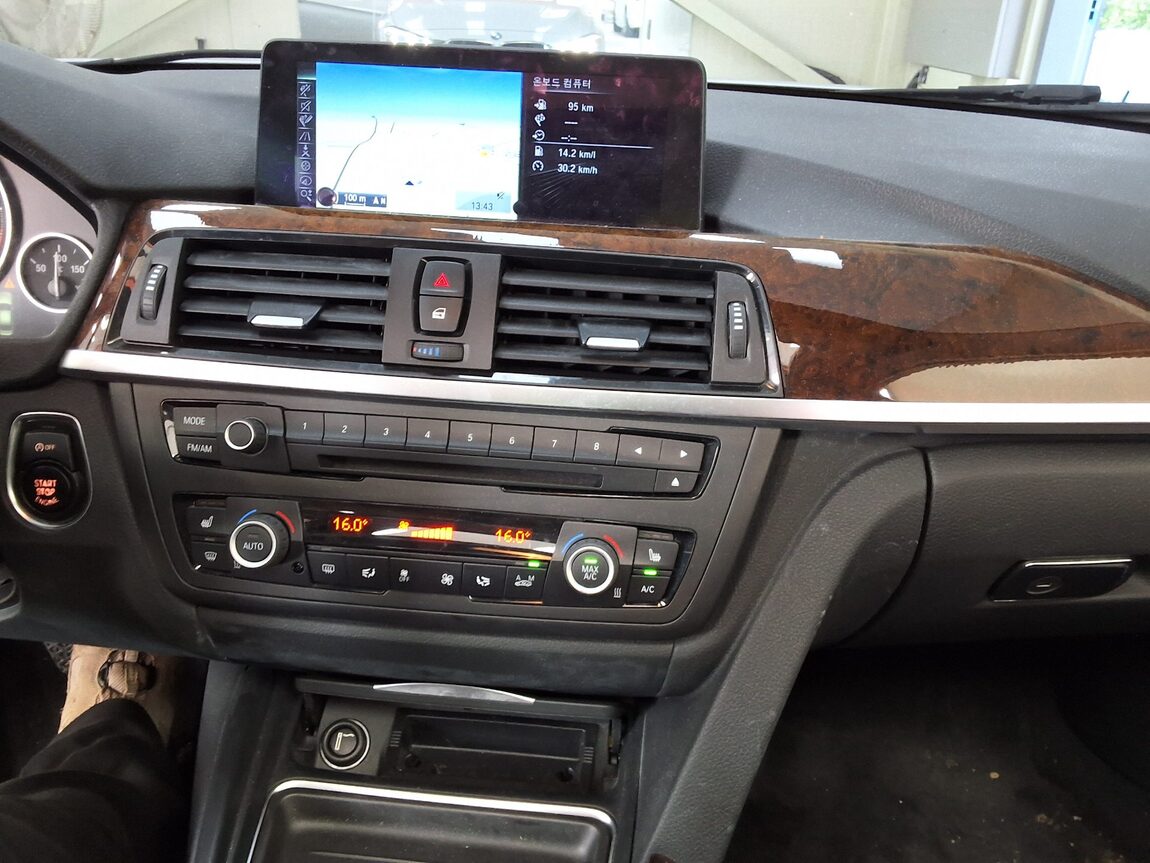 BMW 3 SERIES (6TH GEN) 320d xDRIVE 2014 - zdjęcie 24