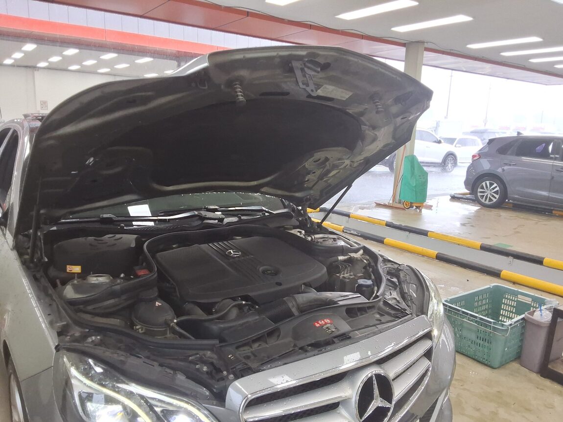 MERCEDES-BENZ E-CLASS (4TH GEN) E250 CDI 4MATIC 2014 - zdjęcie 18