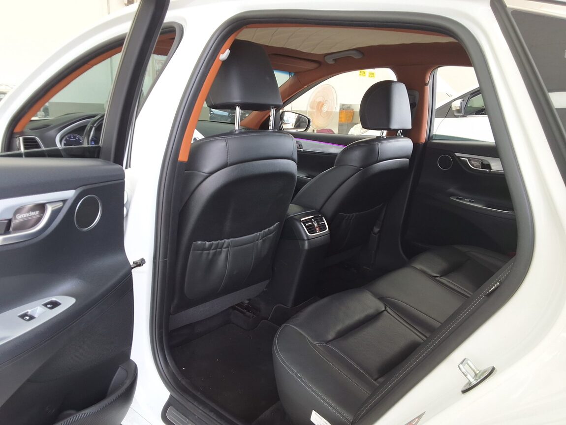 HYUNDAI GRANDEUR IG 2.4 GDi PREMIUM 2019 - zdjęcie 12