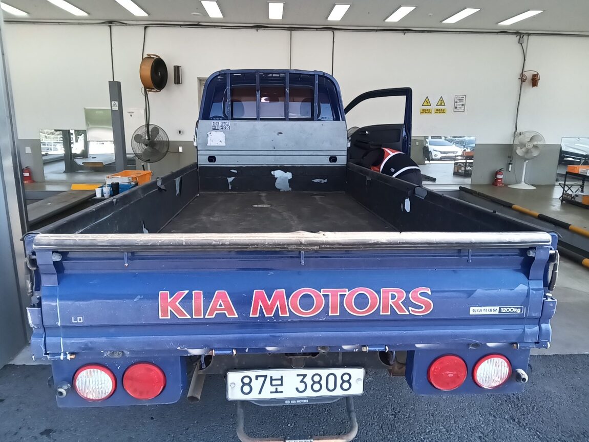 KIA BONGO III CARGO 1.2 TON STANDARD CAB EXTRA LONG WHEELBASE 2014 - zdjęcie 15
