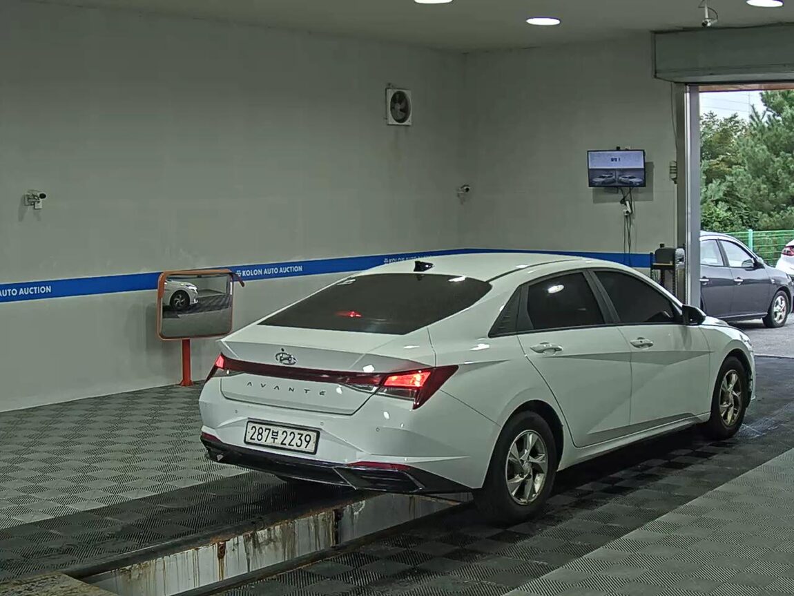 HYUNDAI AVANTE (CN7) 1.6 GASOLINE MODERN 2022 - zdjęcie 19
