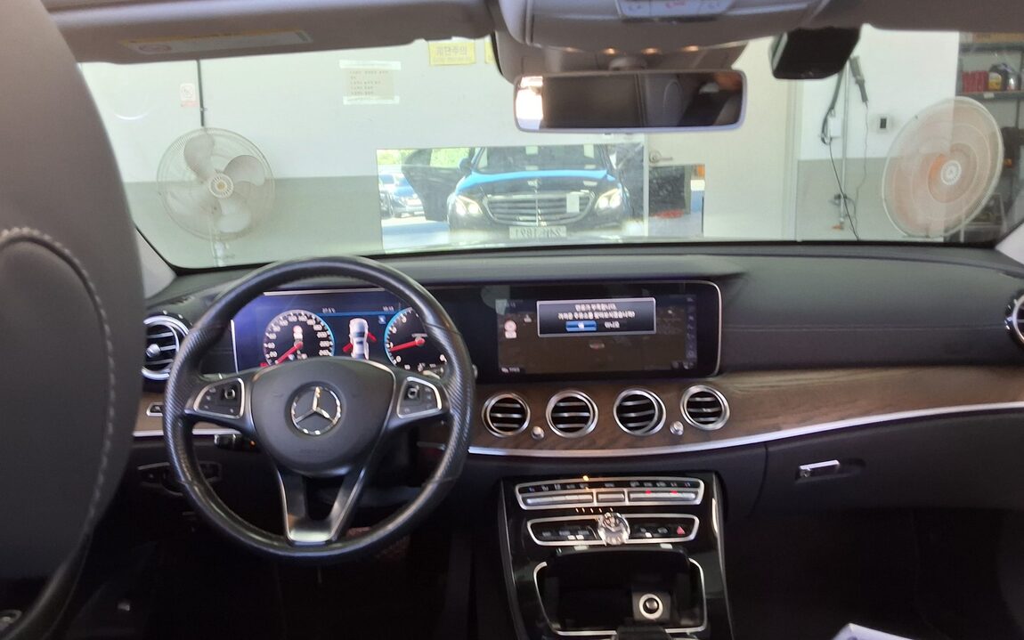 MERCEDES-BENZ E-CLASS (5TH GEN) E300 EXCLUSIVE 2018 - zdjęcie 11