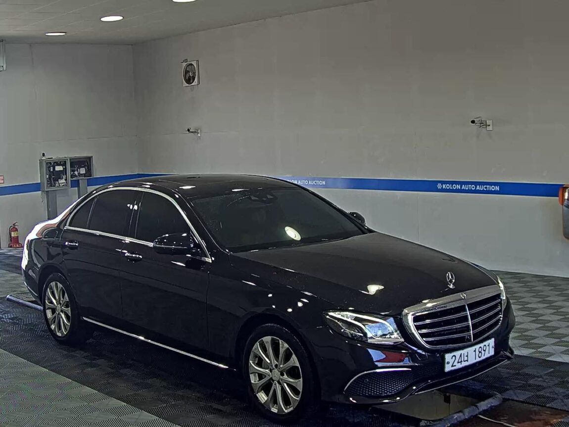 MERCEDES-BENZ E-CLASS (5TH GEN) E300 EXCLUSIVE 2018 - zdjęcie 3