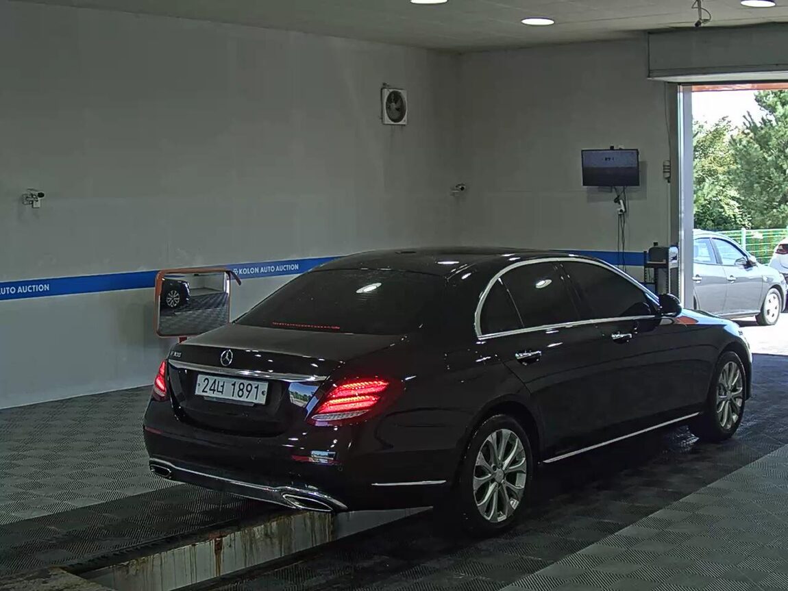 MERCEDES-BENZ E-CLASS (5TH GEN) E300 EXCLUSIVE 2018 - zdjęcie 5