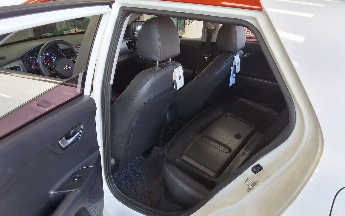 KIA STONIC 1.4 GASOLINE TRENDY 2018 - zdjęcie 12