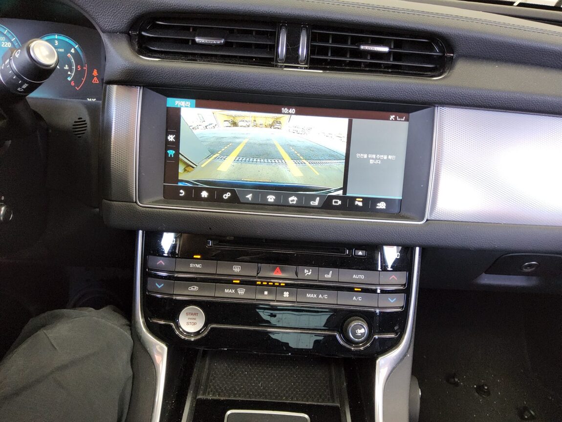 JAGUAR XF (2ND GEN) 2.0 20d PRESTIGE 2018 - zdjęcie 18
