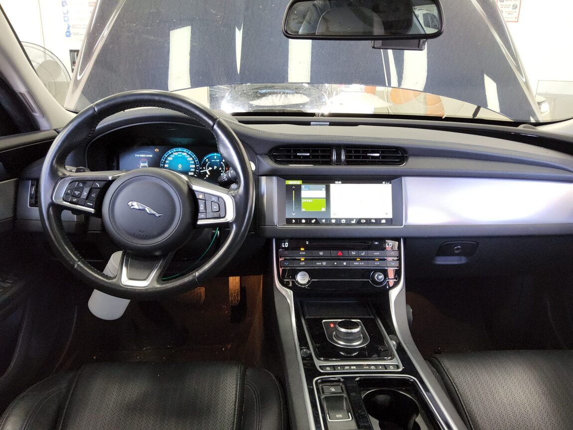 JAGUAR XF (2ND GEN) 2.0 20d PRESTIGE 2018 - zdjęcie 11