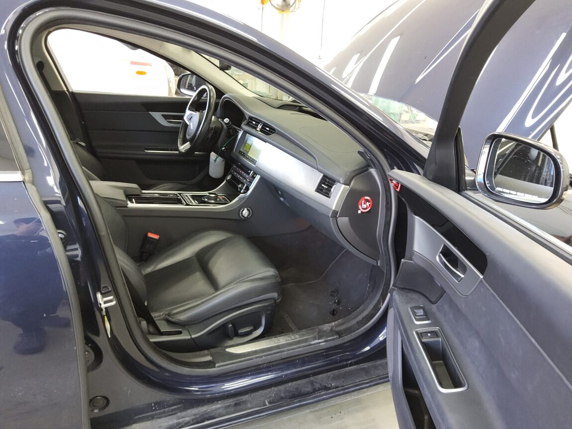JAGUAR XF (2ND GEN) 2.0 20d PRESTIGE 2018 - zdjęcie 14