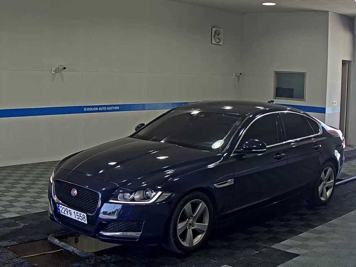 JAGUAR XF (2ND GEN) 2.0 20d PRESTIGE 2018 - zdjęcie 2