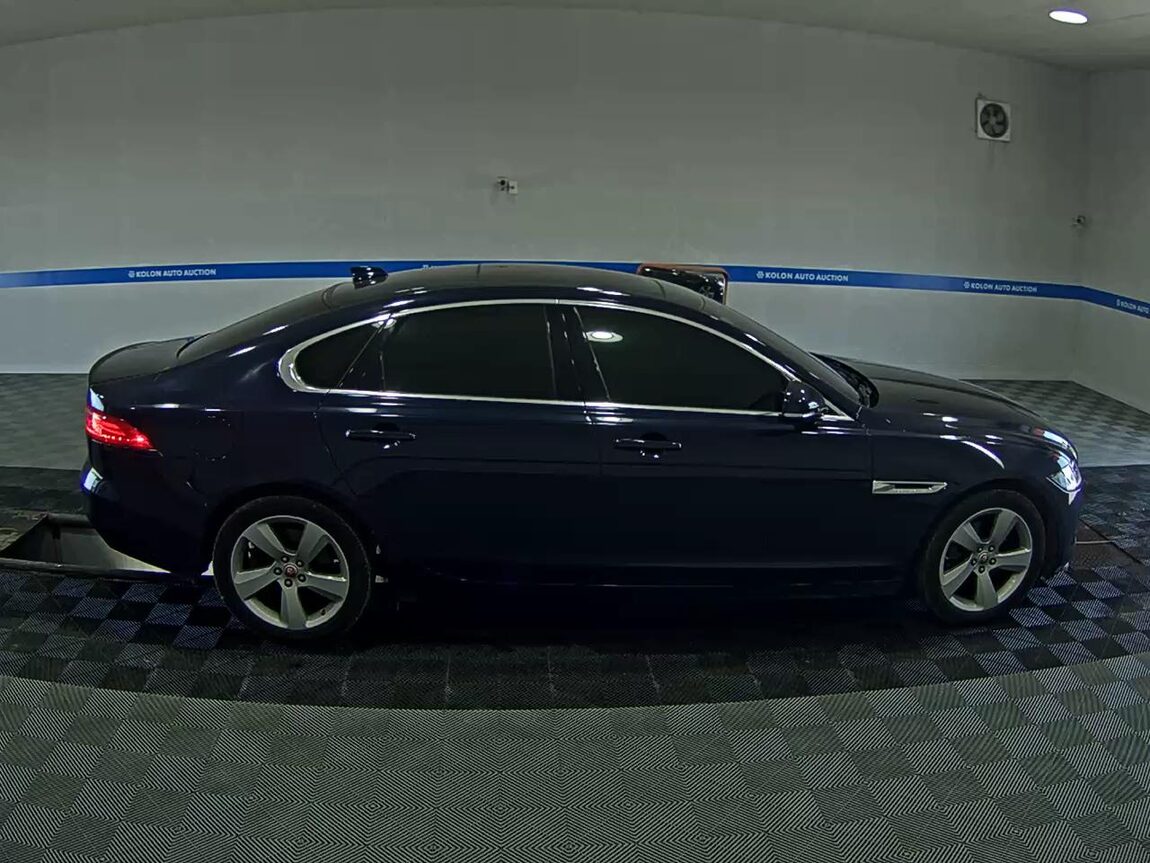 JAGUAR XF (2ND GEN) 2.0 20d PRESTIGE 2018 - zdjęcie 4