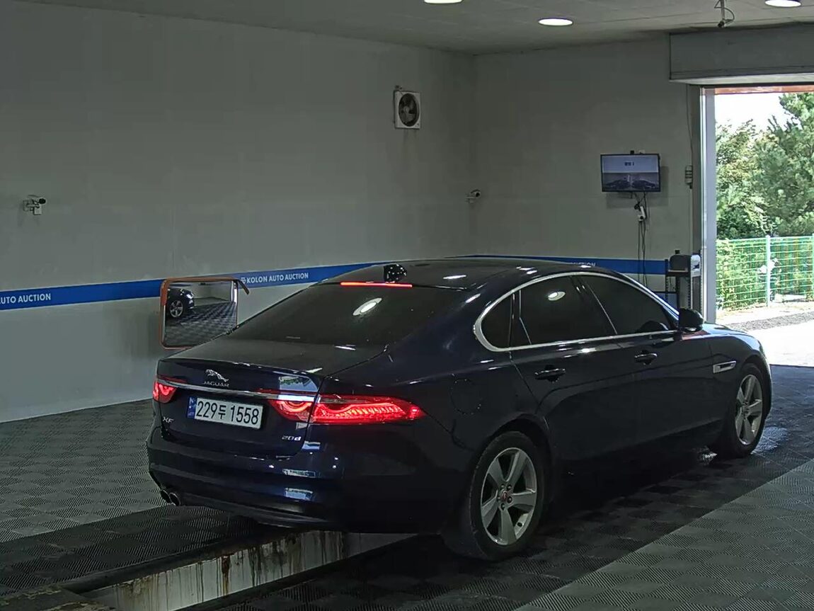 JAGUAR XF (2ND GEN) 2.0 20d PRESTIGE 2018 - zdjęcie 5